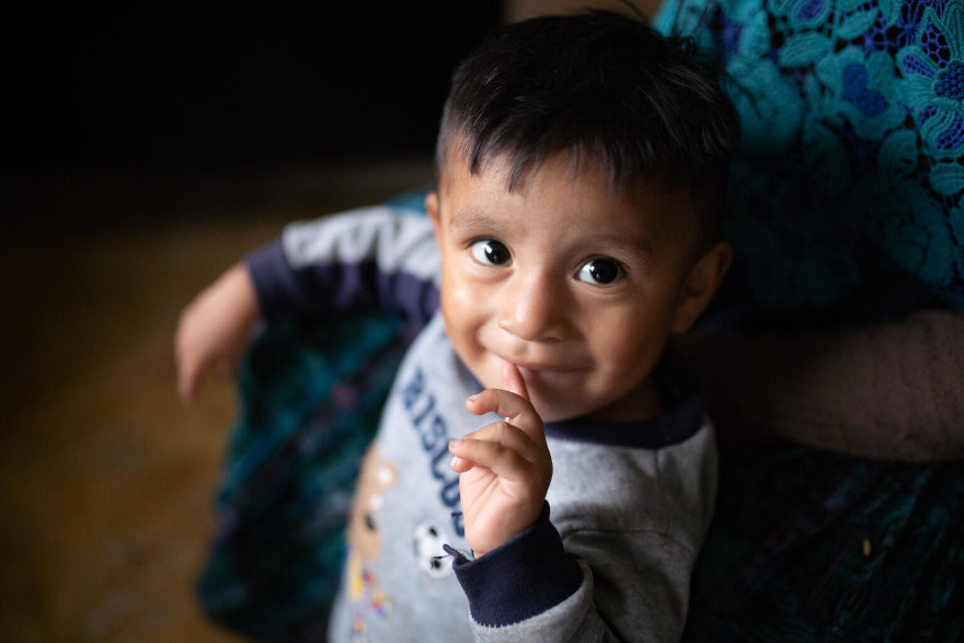 Una familia en Guatemala recibe transferencia en efectivo.