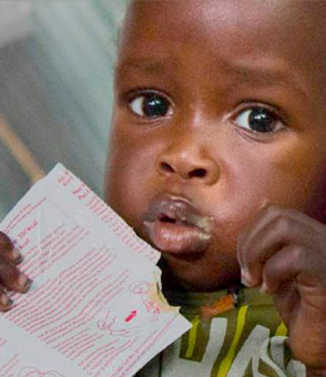 Niño con un sobre de alimento