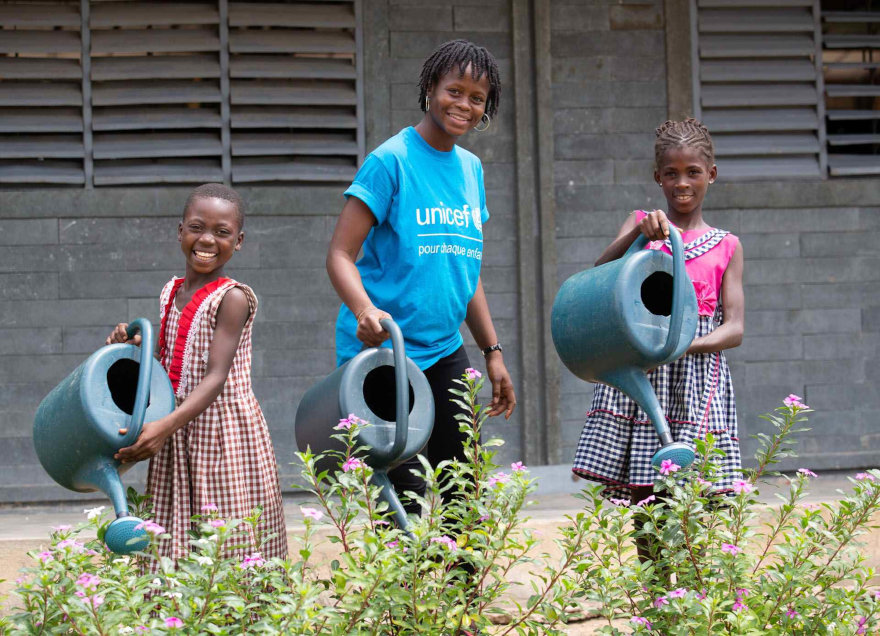 Las niñas riegan las plantas de su escuela en Costa de Marfil.