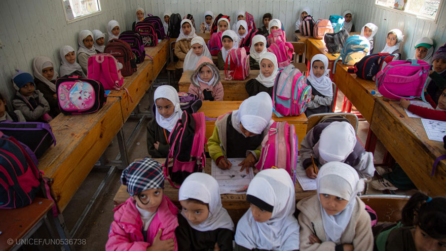 Niñas asisten a clase en un colegio de Saná, en Yemen