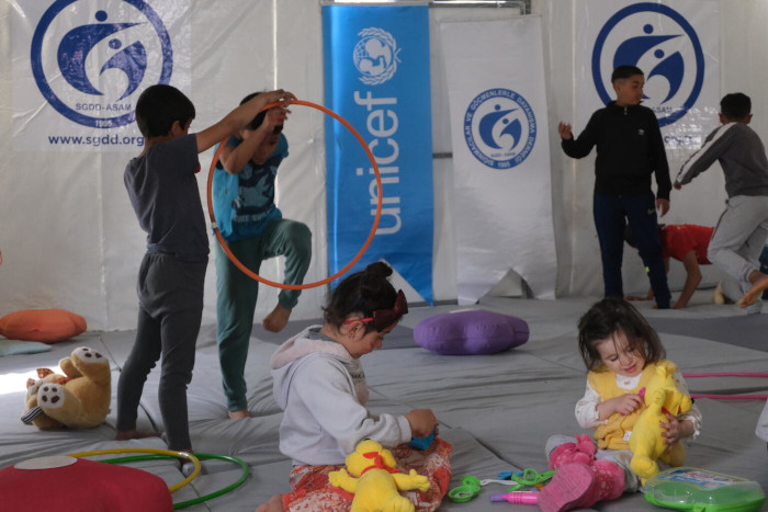 Niños y niñas juegan en uno de los espacios habilitados por UNICEF después de los terremotos. 