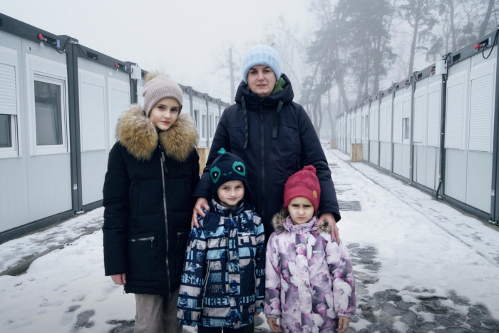 Tetyana y sus niños se refugian en un bloque modular desde los bombardeos en Ucrania.