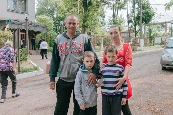 La familia de Bohdan y Vlad recogen suministros de UNICEF en Ucrania. 