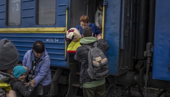 Familias que llegan en tren a Lviv, Ucrania.