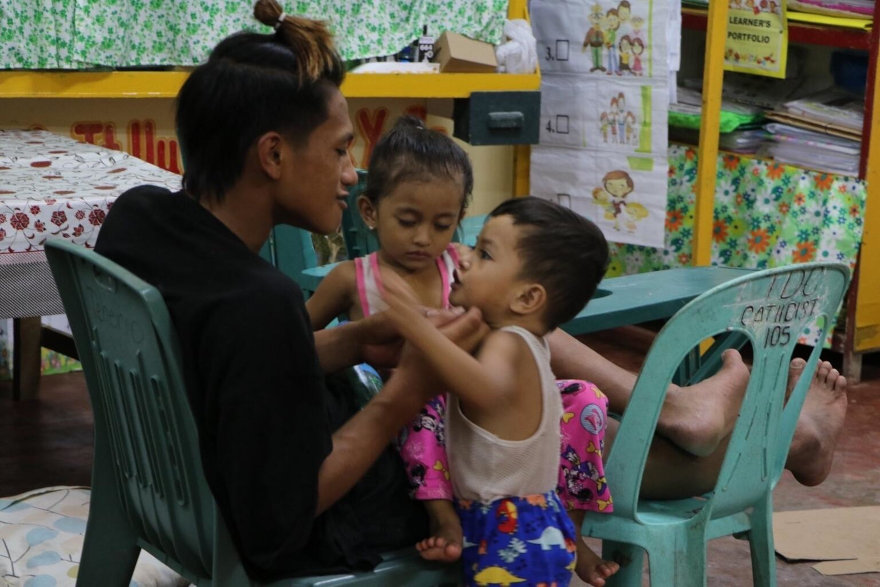 Atención a las familias afectadas por Odette en Filipinas.