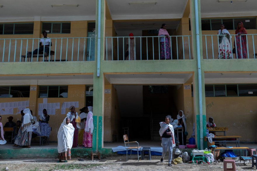 Familias en un centro para desplazados internos en Tigray.