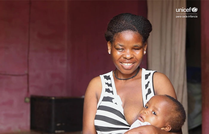 Una niña de 10 meses recibe su primera dosis de vacuna en Angola.