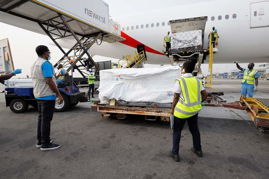Primer envío de vacunas COVID a través del mecanismo COVAX a Ghana. 