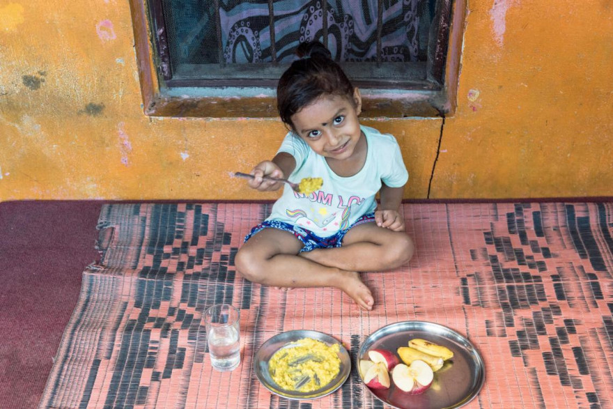 La alimentación nutritiva de Girisha en Nepal.