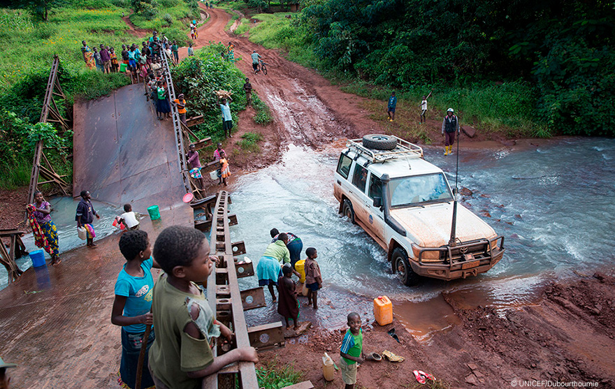 Guerra en Congo: un coche de UNICEF trata de cruzar un río