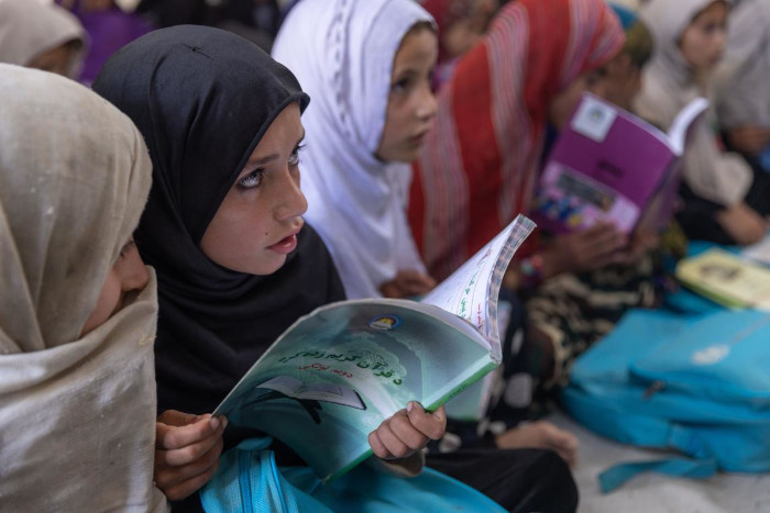 Gulaba estudia en una de las nuevas aulas comunitarias que estableció UNICEF. 