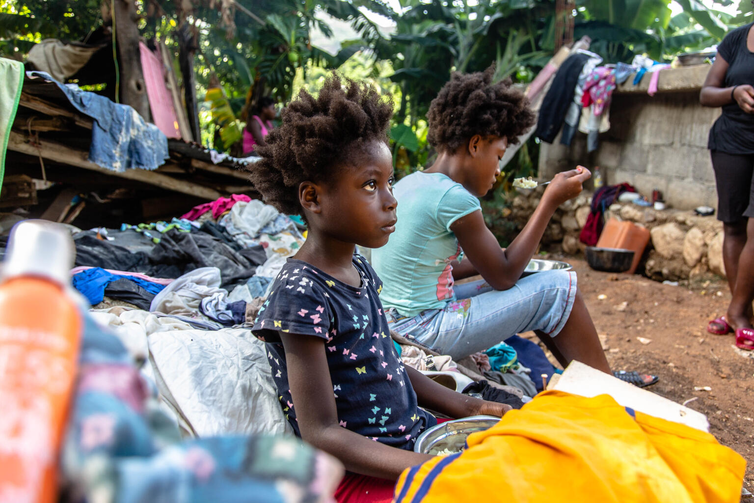 Una familia haitiana come en un refugio temporal