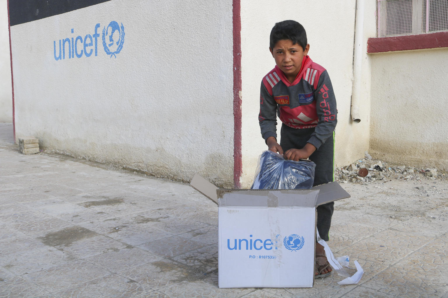 Hamid, un niño de Siria con el kit de invierno de UNICEF
