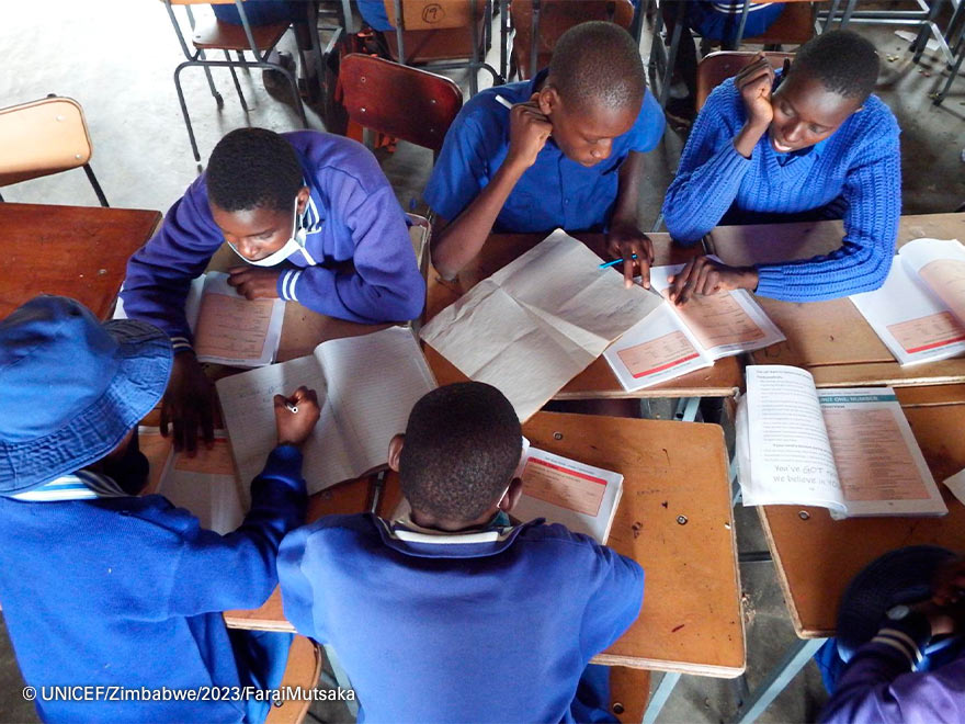 Imagen de niños estudiando