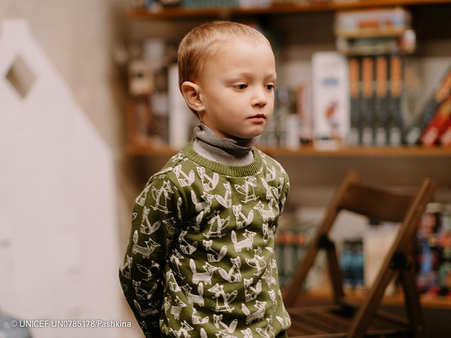 Imagen de un niño en su visita a la psicóloga