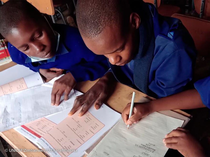 Imagen de unos niños estudiando