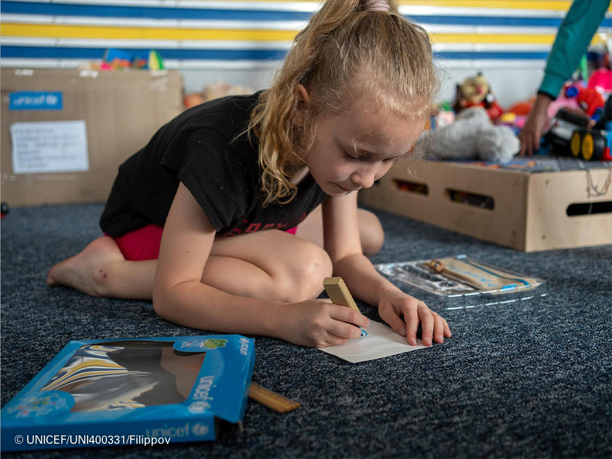 Niña estudiando