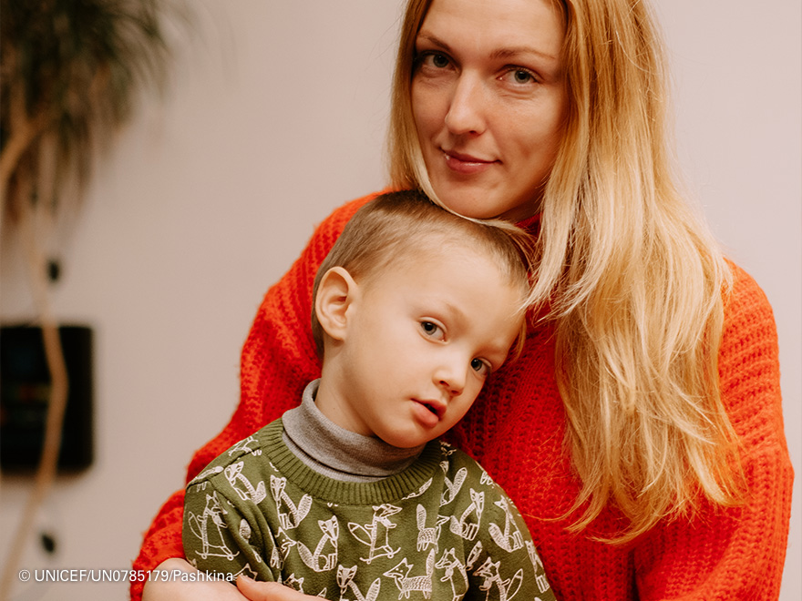 Imagen de un niño con su madre