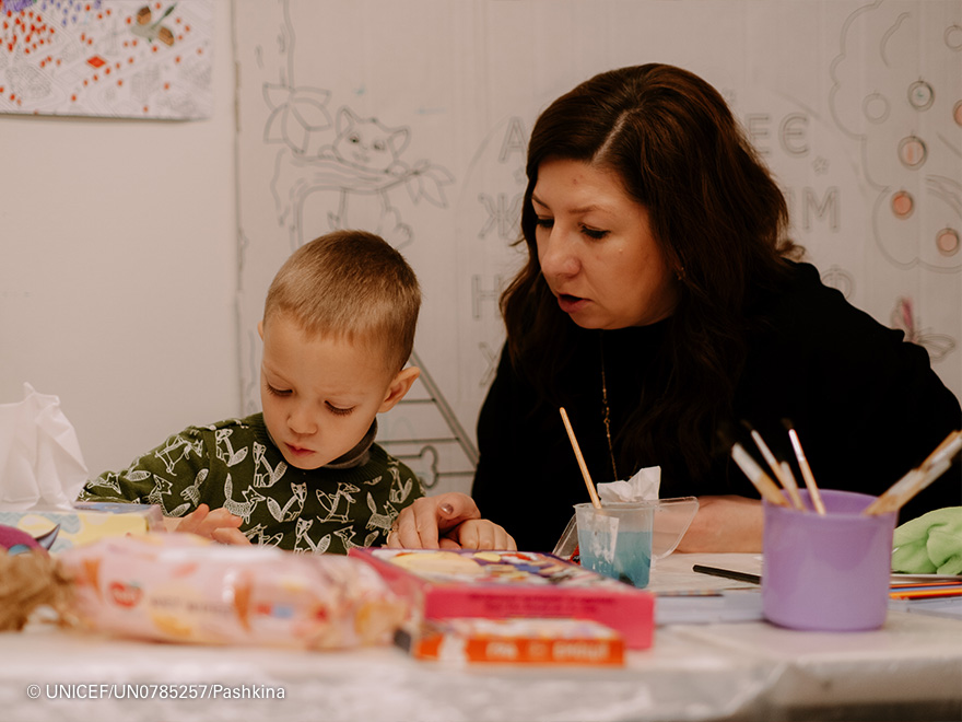 Imagen del pequeño Nazar junto a Oksana, la psicóloga del Punto de Encuentro de Járkov. 