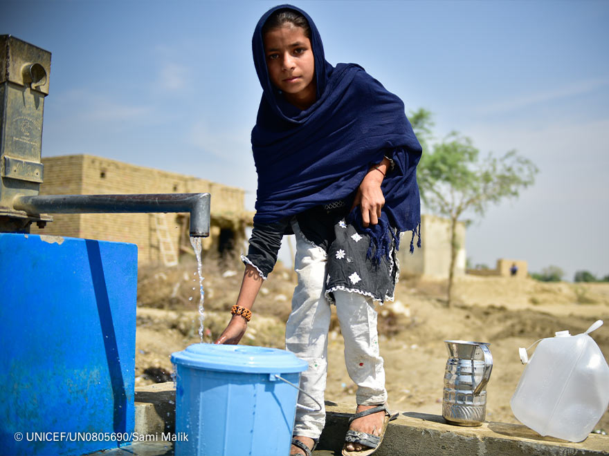 Imagen de una niña recogiendo agua