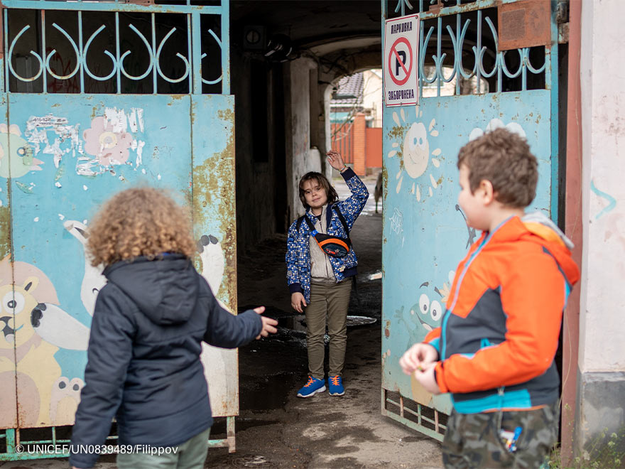 Imagen de unos niños en la puerta de su escuela en Ucrania