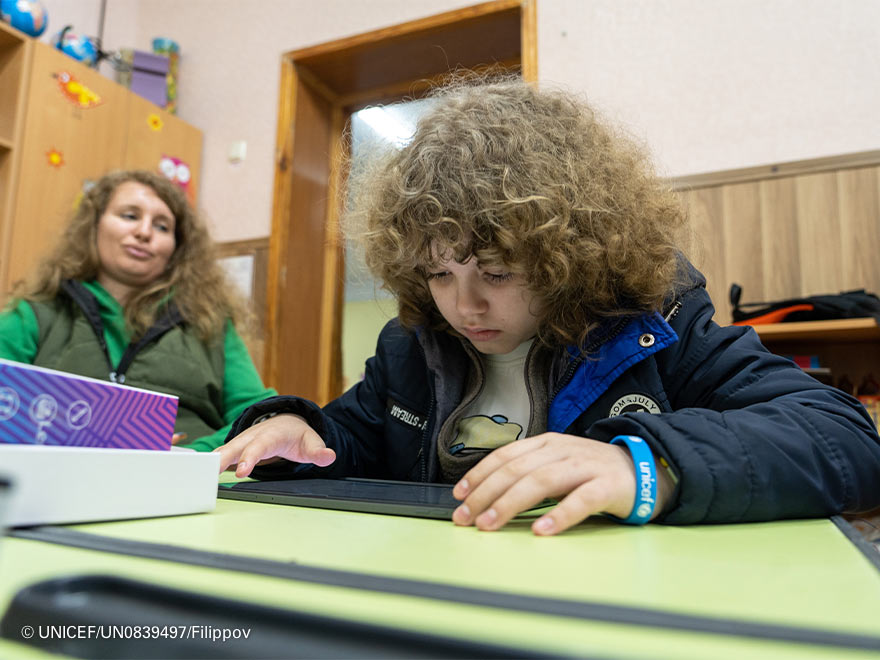 Imagen de un niño estudiando
