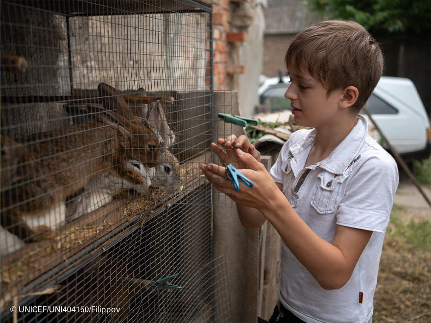Imagen de Andriy cuidando a su conejo