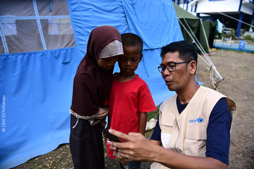 Tsunami en Indonesia: enviamos 30 toneladas de material escolar