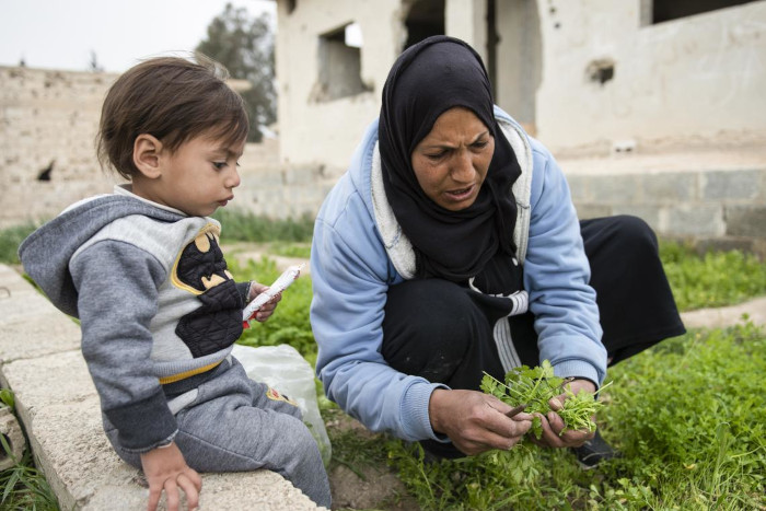 Ishak y su abuela Rana en Damasco Rural. 