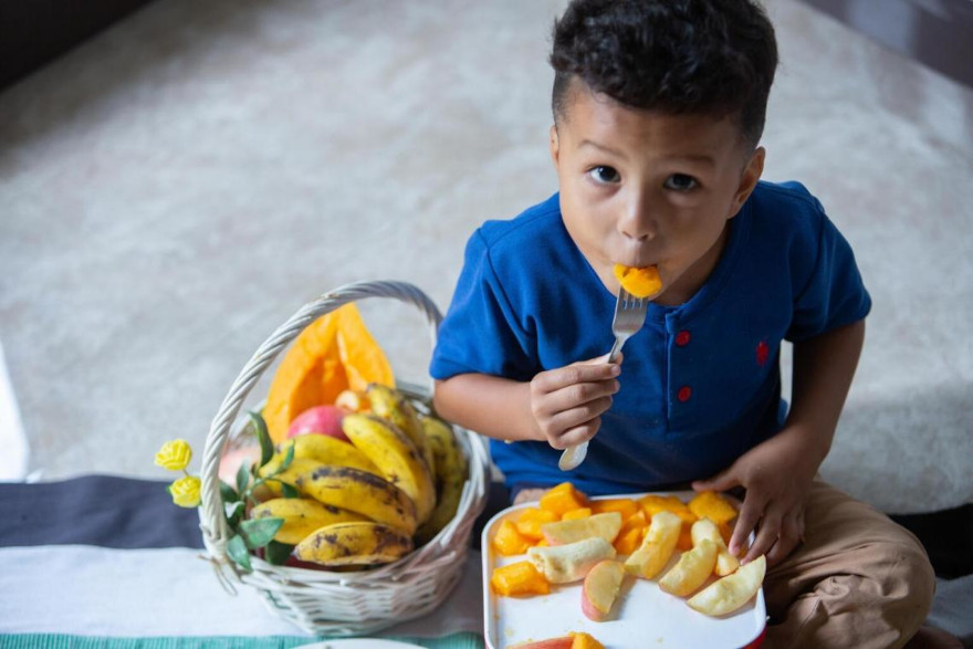 La alimentación nutritiva de Jayden en Timor Oriental.