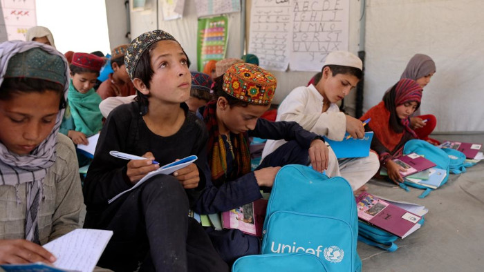 Kefayat, de 9 años, de Afganistán, aprende a leer y escribir. 
