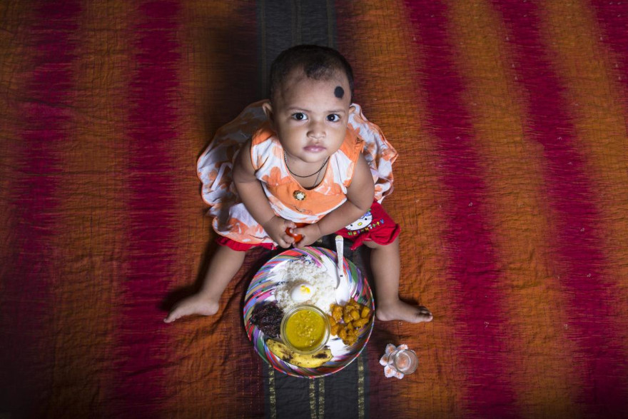 La alimentación nutritiva de Khadija en Bangladesh.