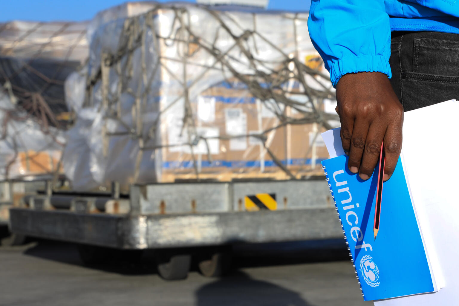 Un trabajador de UNICEF recibe suministros en un aeropuerto