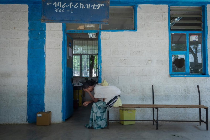 Una madre espera con su bebé los resultados de las pruebas en un centro de salud en Tigray.