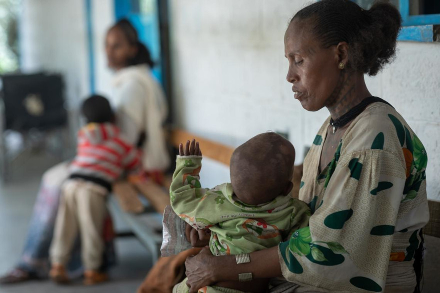 Una madre con su bebé a la salida del centro de salud en Tigray.