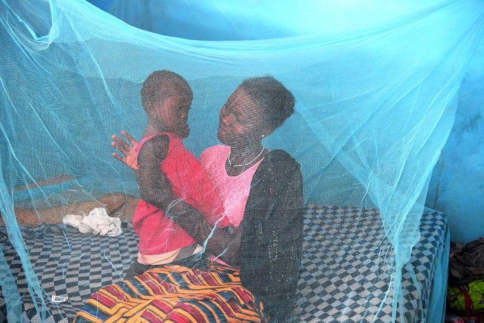 Protegerse de la malaria en Costa de Marfil.