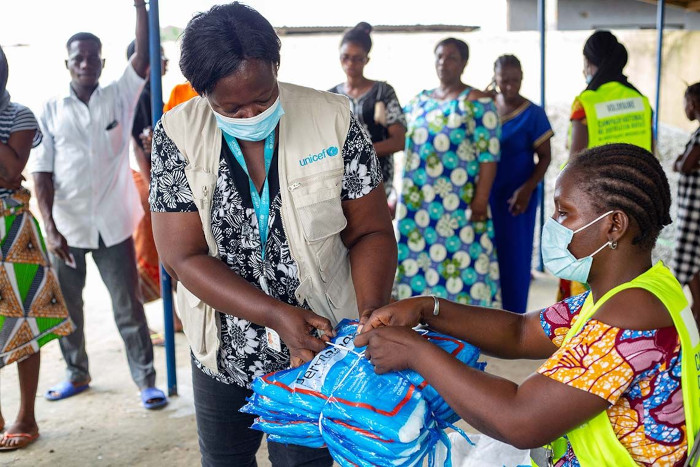 Protegerse de la malaria en Costa de Marfil.