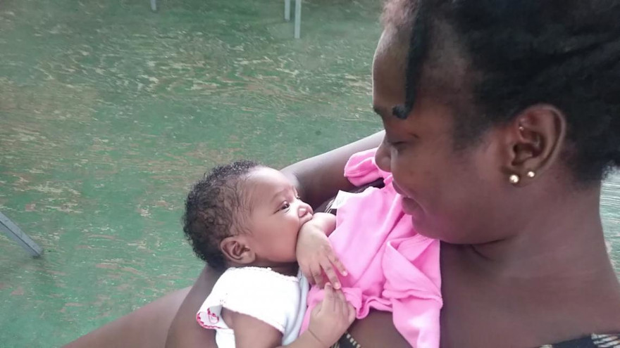 Una joven mamá y su bebé recién nacida a salvo tras la erupción del volcán en San Vicente y las Granadinas