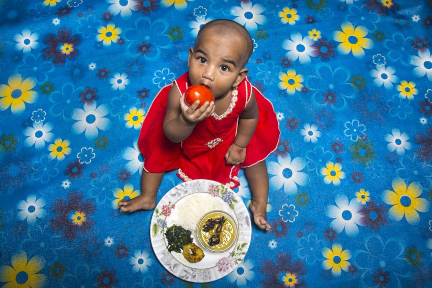 La alimentación nutritiva de Marium en Bangladesh.