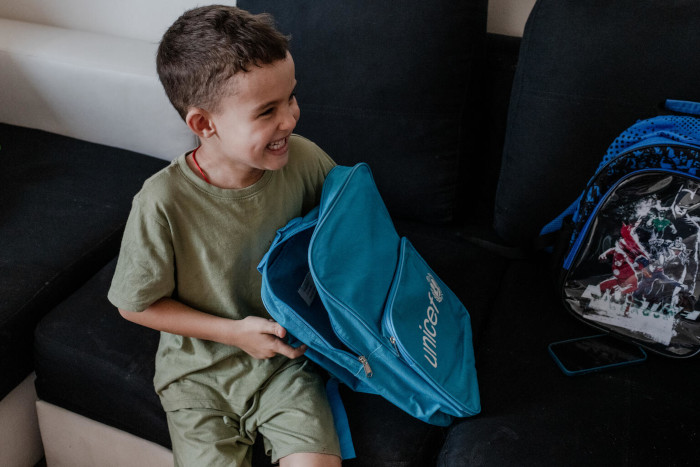 UNICEF distribuye material escolar a los niños afectados por la guerra de Ucrania.