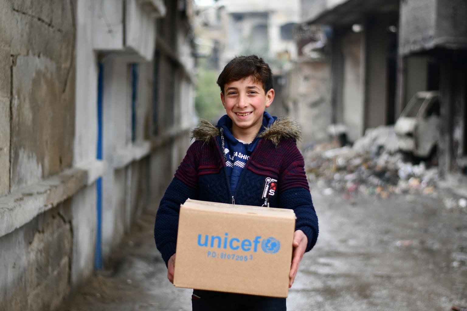 Mustafá, un niño de Siria con el kit de invierno de UNICEF