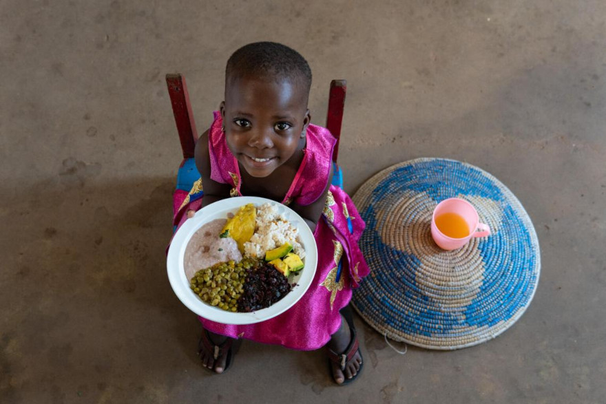 La alimentación nutritiva de Nakalema en Uganda.
