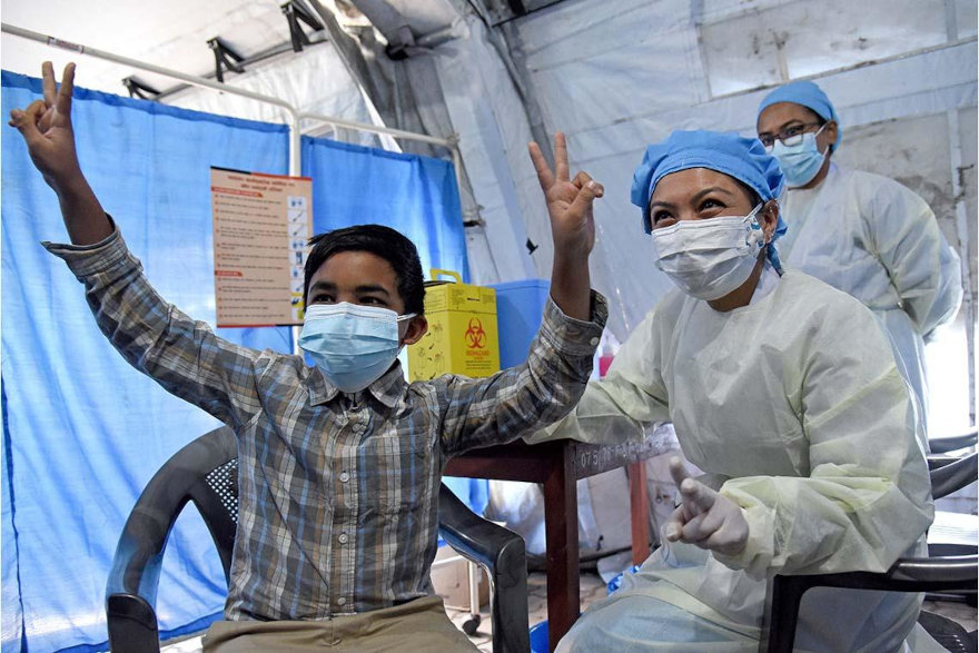 Vacunas COVID para trabajadores sanitarios en Nepal.