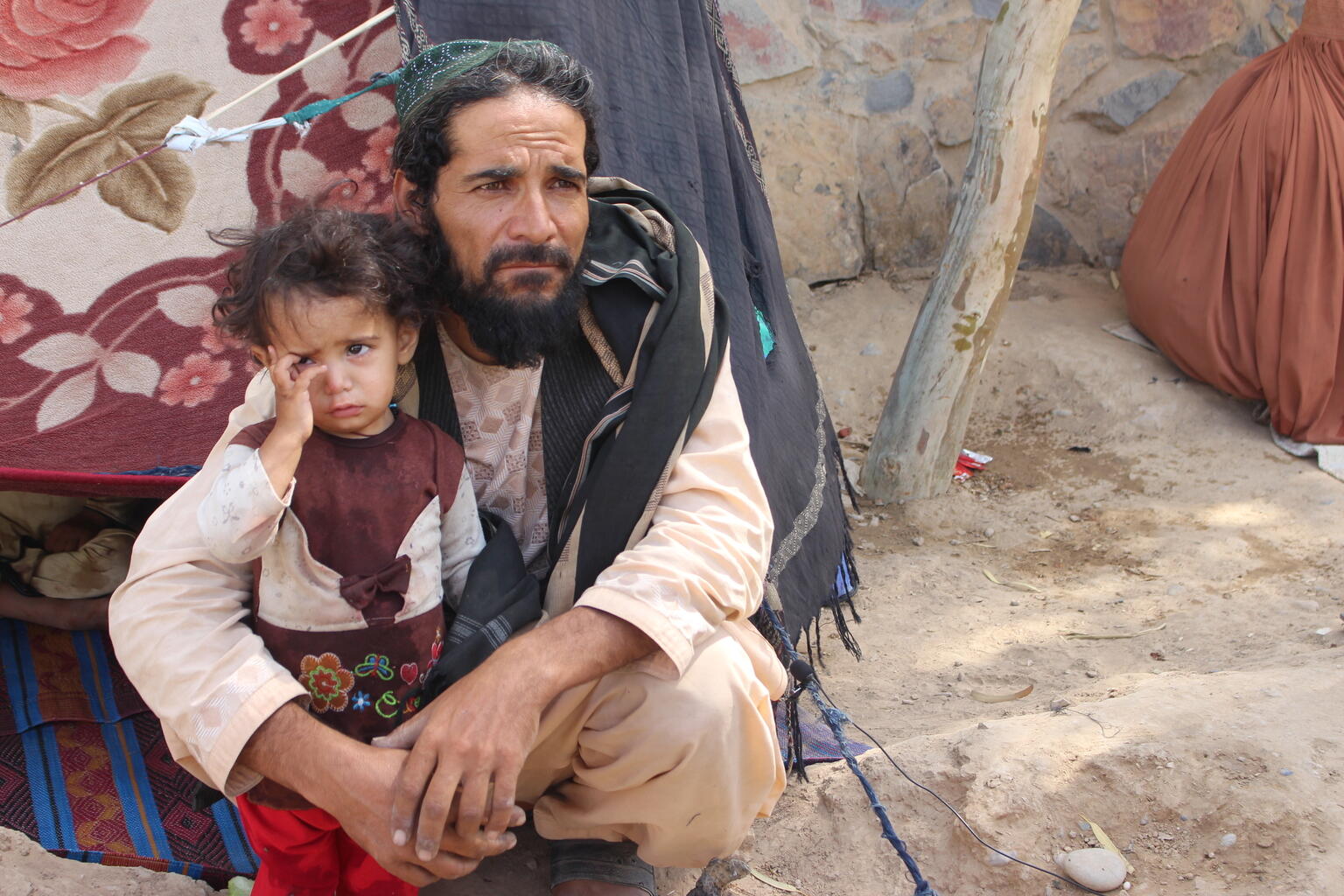 Un padre y su hijo desplazados internos en Kandahar, Afganistán