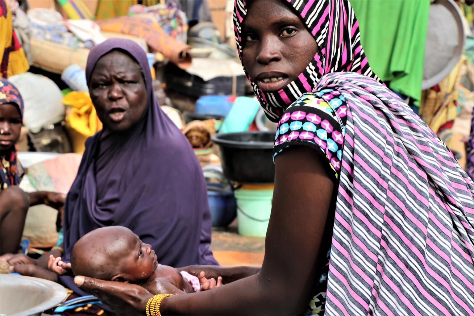 Una mujer y su bebé con desnutrición en Niger