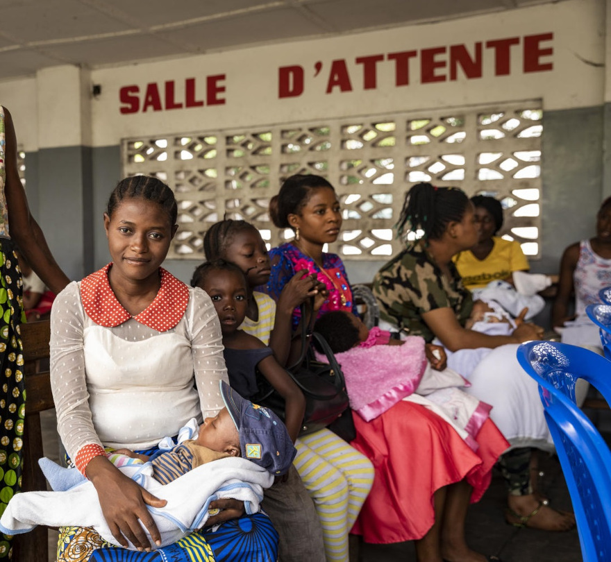 Una niña espera ser vacunada en clínica apoyada por UNICEF