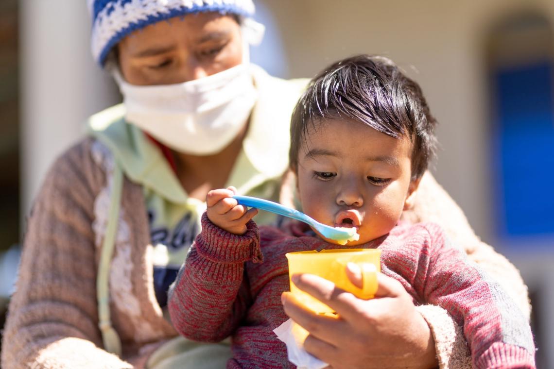 Niño alimentándose gracias al apoyo de las brigadas nutricionales