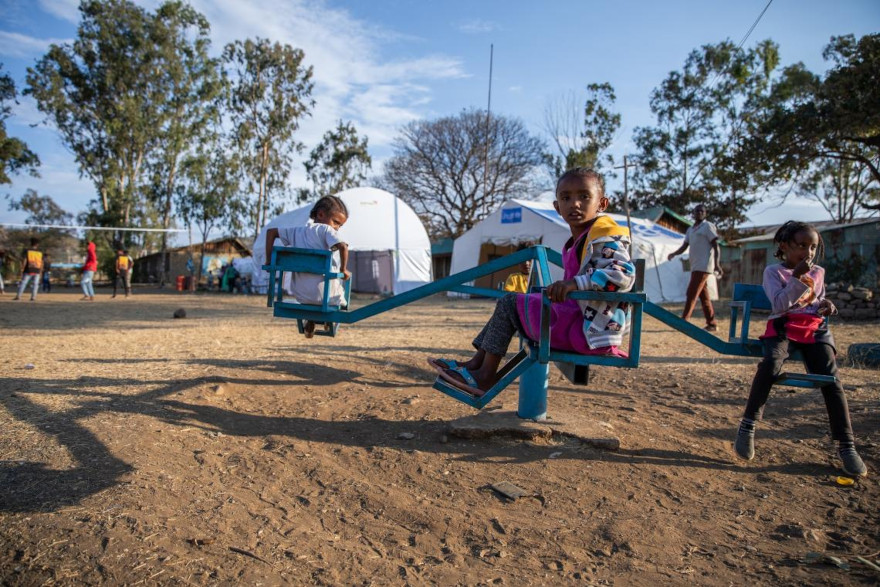 Niños jugando en un espacio amigo de la infancia de UNICEF para niños desplazados en Tigray.