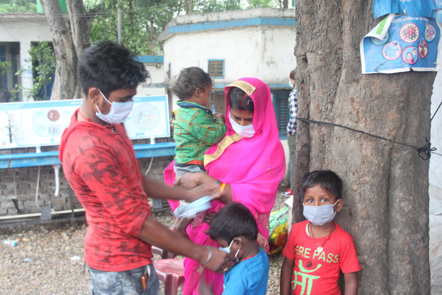 Niños y sus familias esperan en la frontera de India y Nepal.