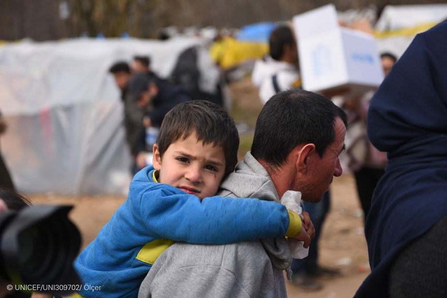 Familias migrantes intentando llegar a Grecia desde Turquía 